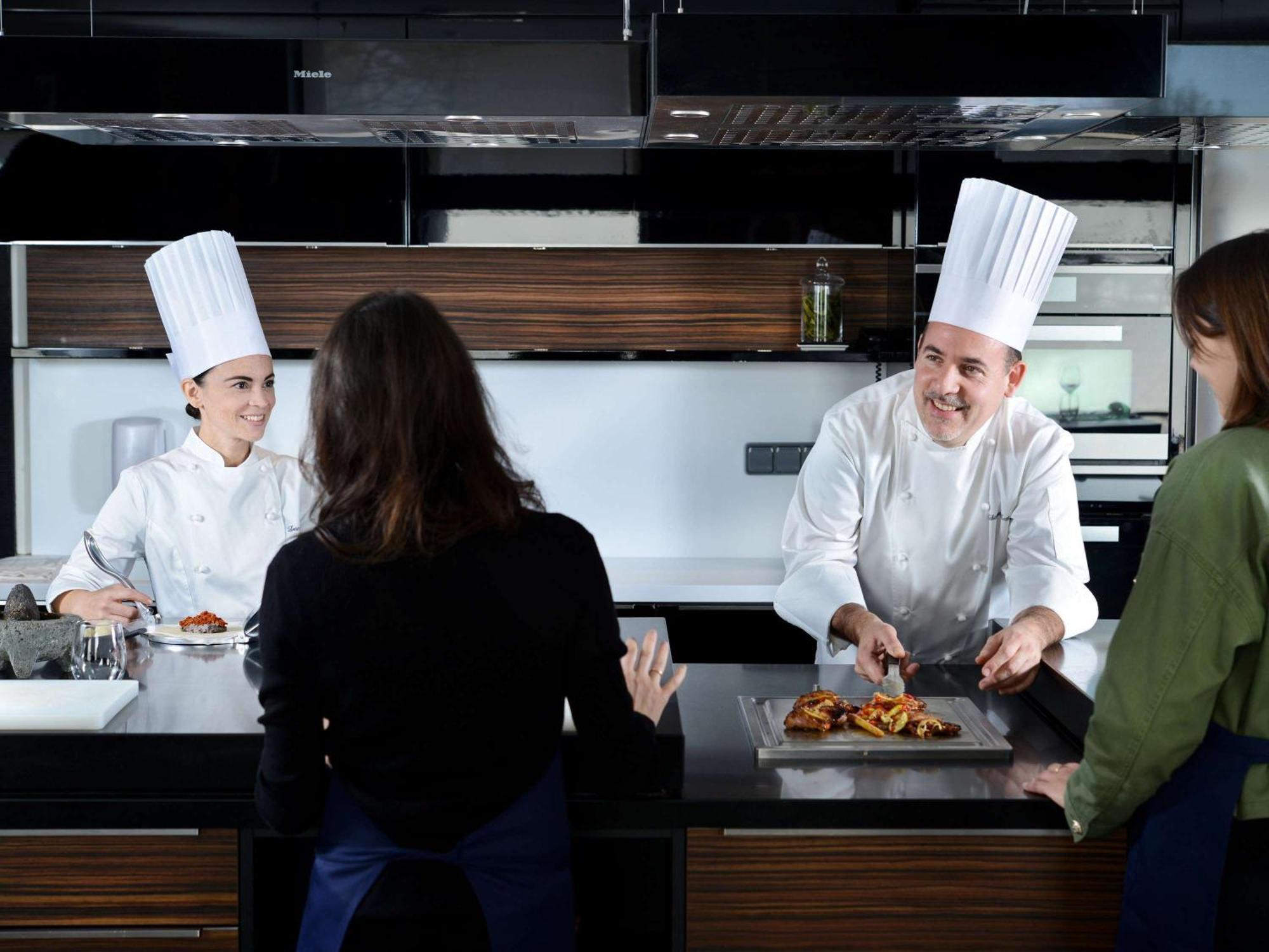 Hotel Le Royal Lyon - Mgallery Exterior foto Students at the International Culinary Center